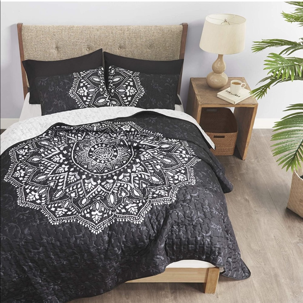 Medallion Black 3 Piece Reversible Quilt Set-